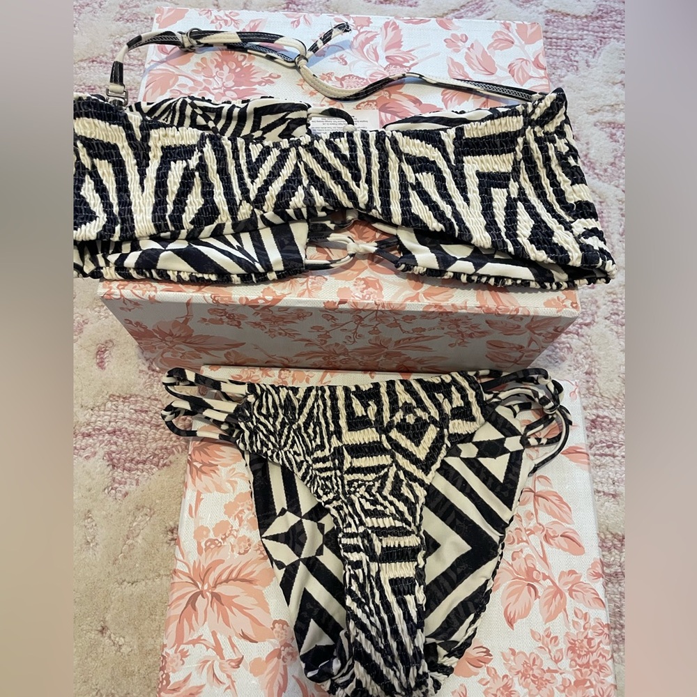 Alice and Olivia black and white bathing suit 2 piece